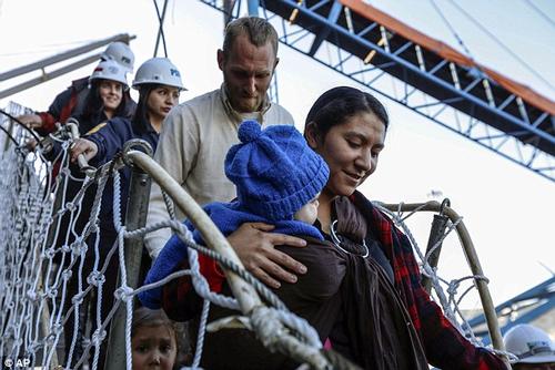 Gastonguay family coming ashore ©  SW